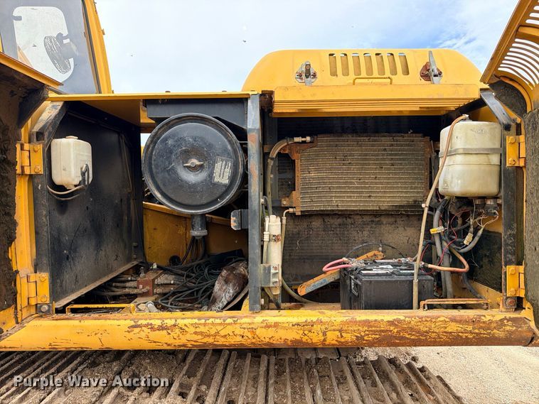 image for item DU1550 1999 John Deere 200LC excavator
