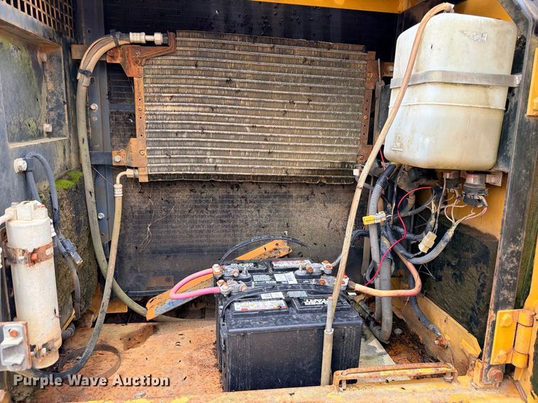 image for item DU1550 1999 John Deere 200LC excavator