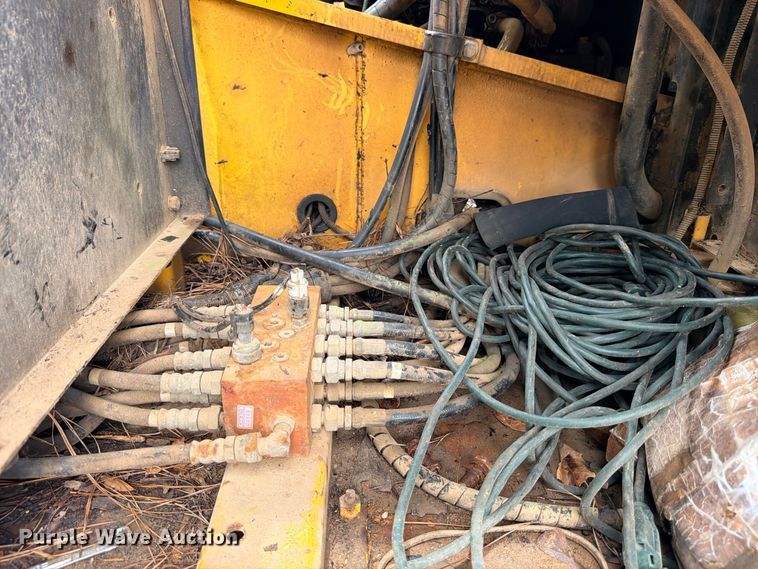 image for item DU1550 1999 John Deere 200LC excavator