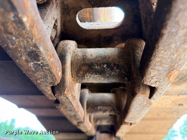 image for item DU1550 1999 John Deere 200LC excavator