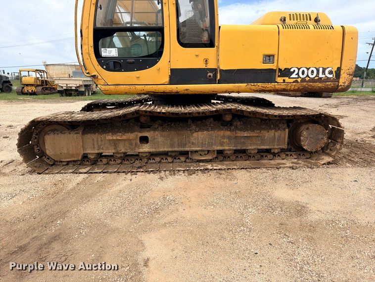 image for item DU1550 1999 John Deere 200LC excavator