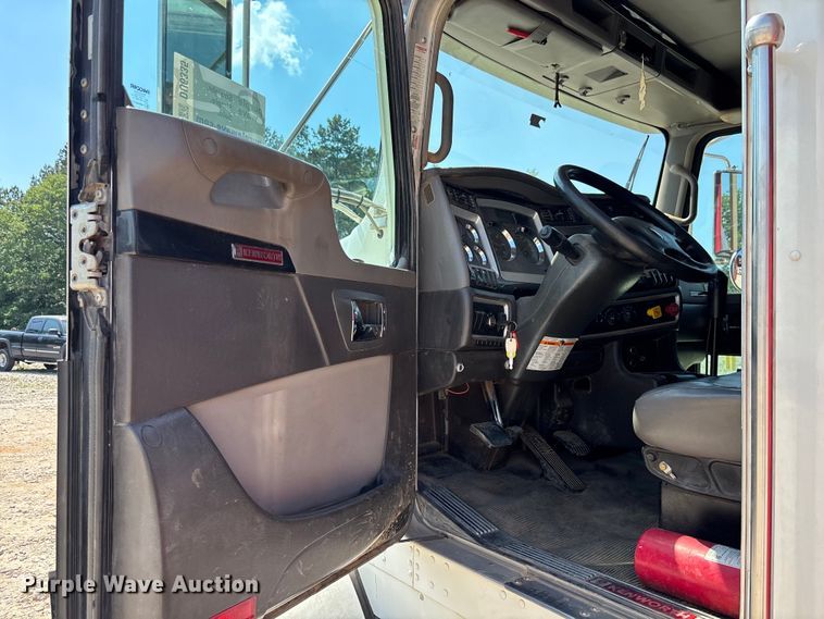 image for item DU6335 2016 Kenworth T800 dump truck