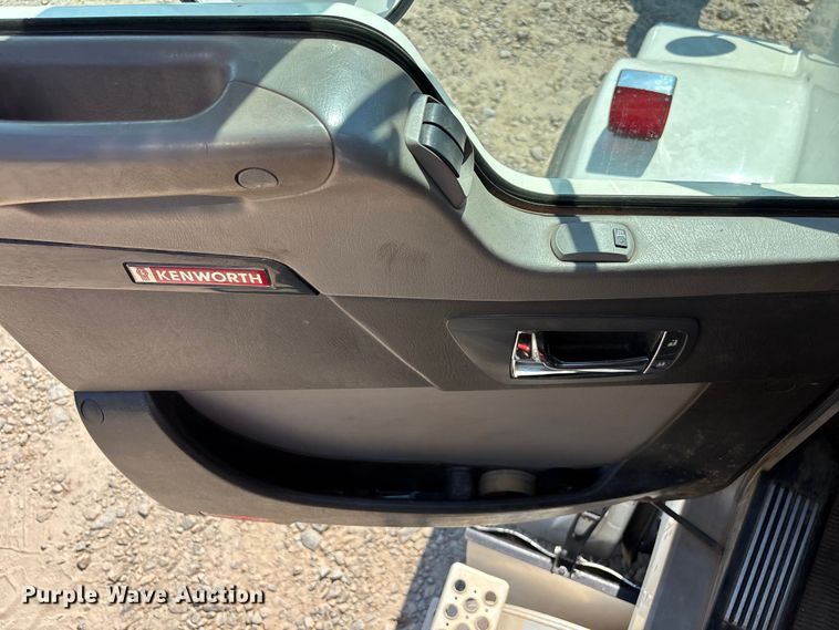 image for item DU6335 2016 Kenworth T800 dump truck