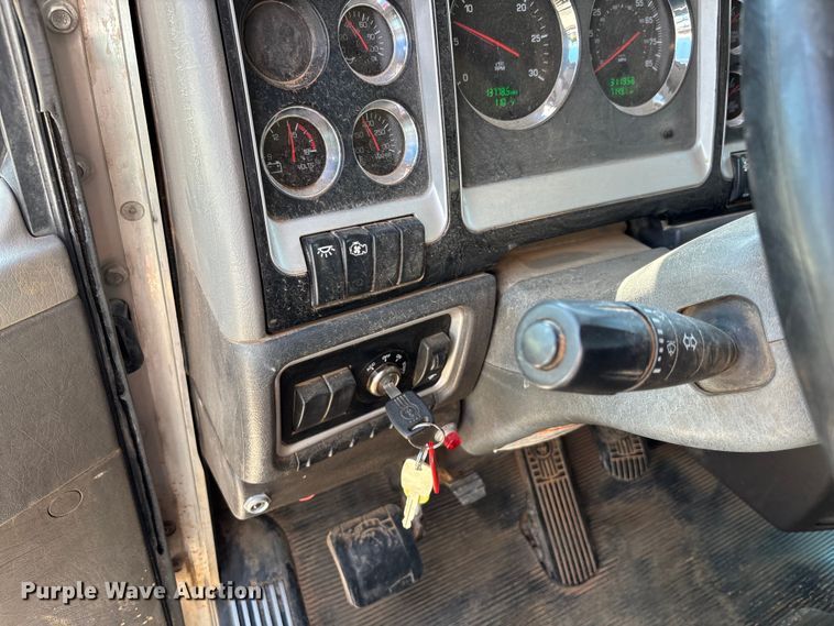 image for item DU6335 2016 Kenworth T800 dump truck