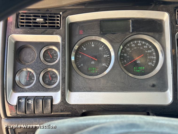 image for item DU6335 2016 Kenworth T800 dump truck