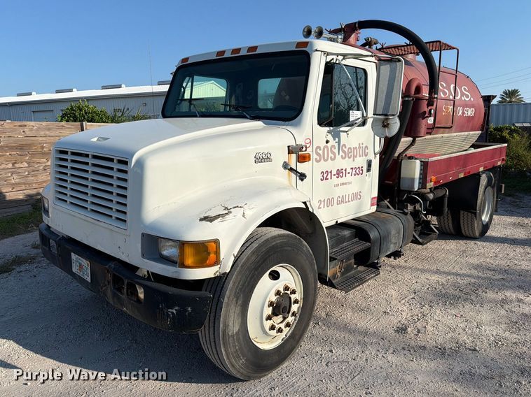image for item DV7312 2000 International 4900 vacuum truck