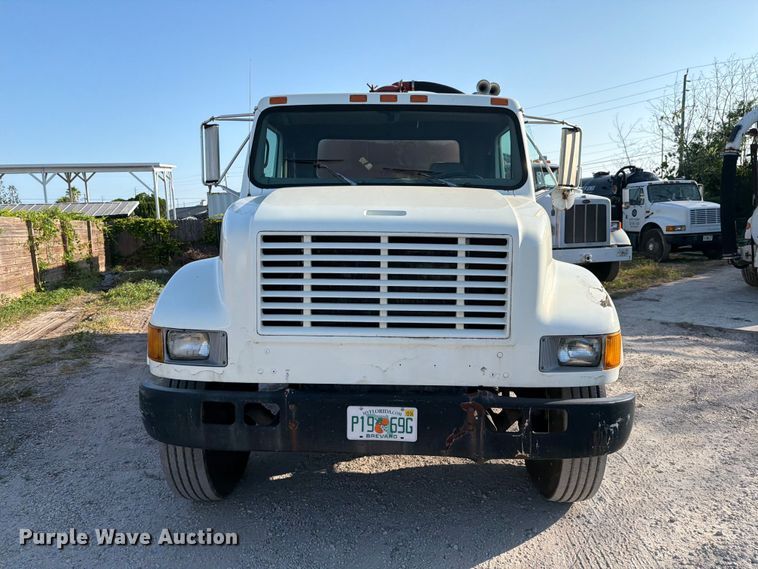 image for item DV7312 2000 International 4900 vacuum truck