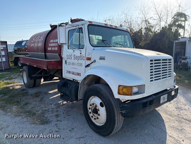 image for item DV7312 2000 International 4900 vacuum truck