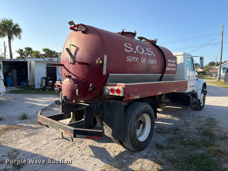 image for item DV7312 2000 International 4900 vacuum truck