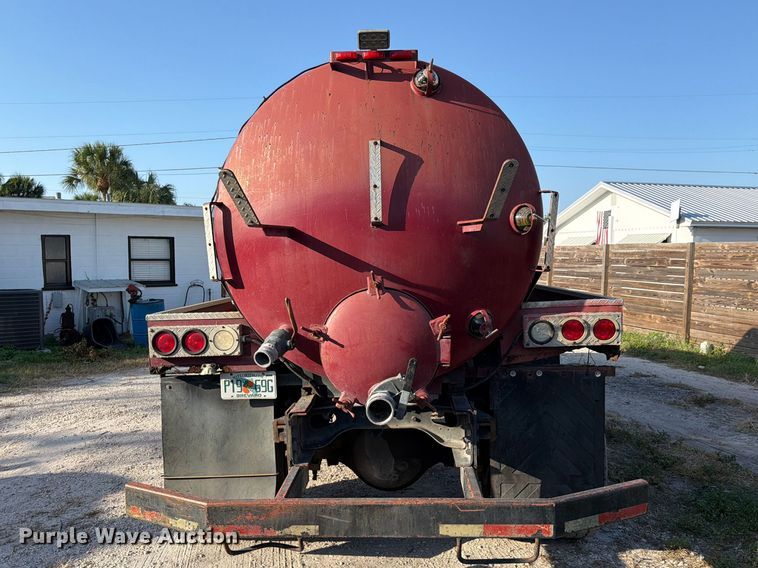 image for item DV7312 2000 International 4900 vacuum truck