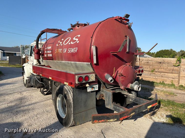 image for item DV7312 2000 International 4900 vacuum truck