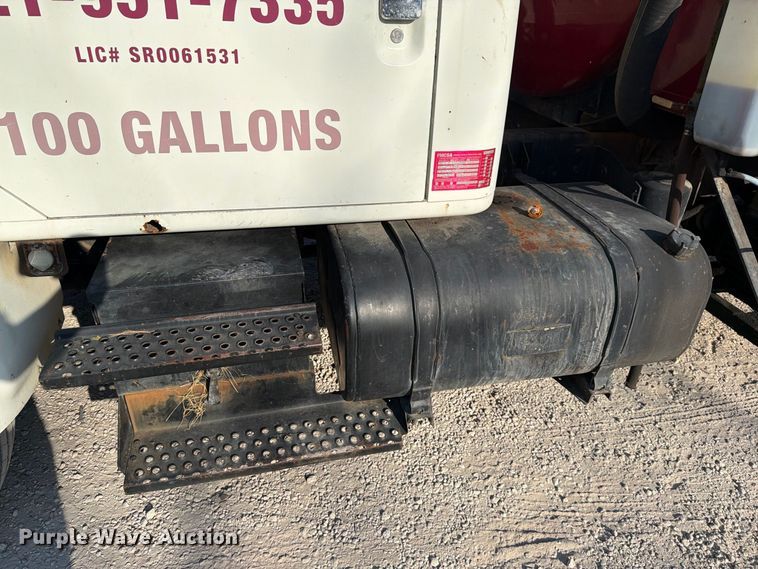 image for item DV7312 2000 International 4900 vacuum truck