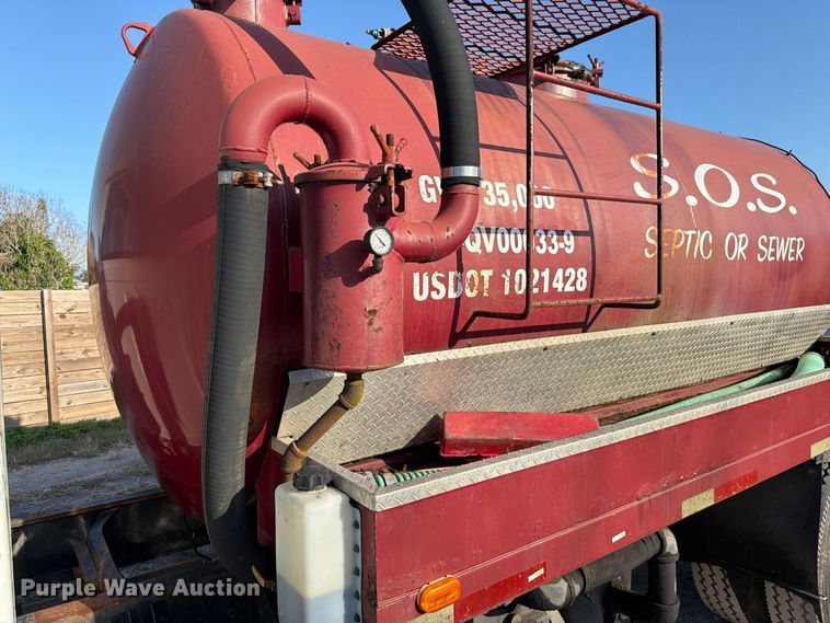 image for item DV7312 2000 International 4900 vacuum truck
