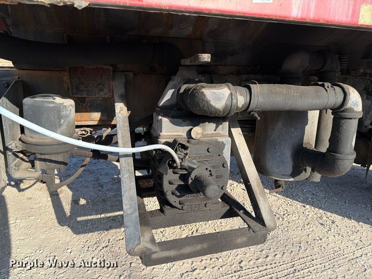 image for item DV7312 2000 International 4900 vacuum truck
