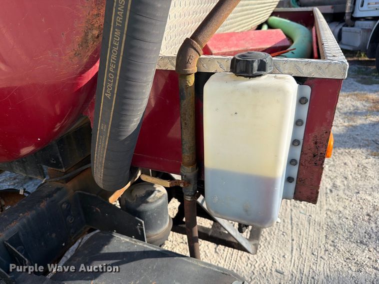 image for item DV7312 2000 International 4900 vacuum truck