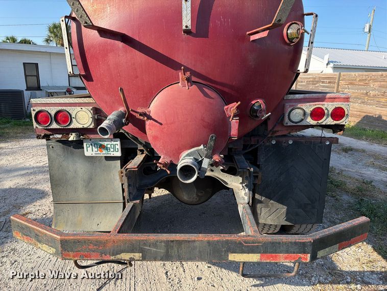 image for item DV7312 2000 International 4900 vacuum truck