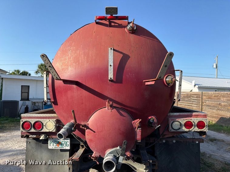 image for item DV7312 2000 International 4900 vacuum truck