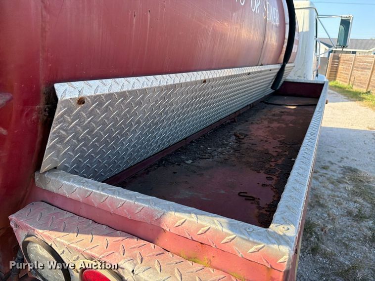 image for item DV7312 2000 International 4900 vacuum truck