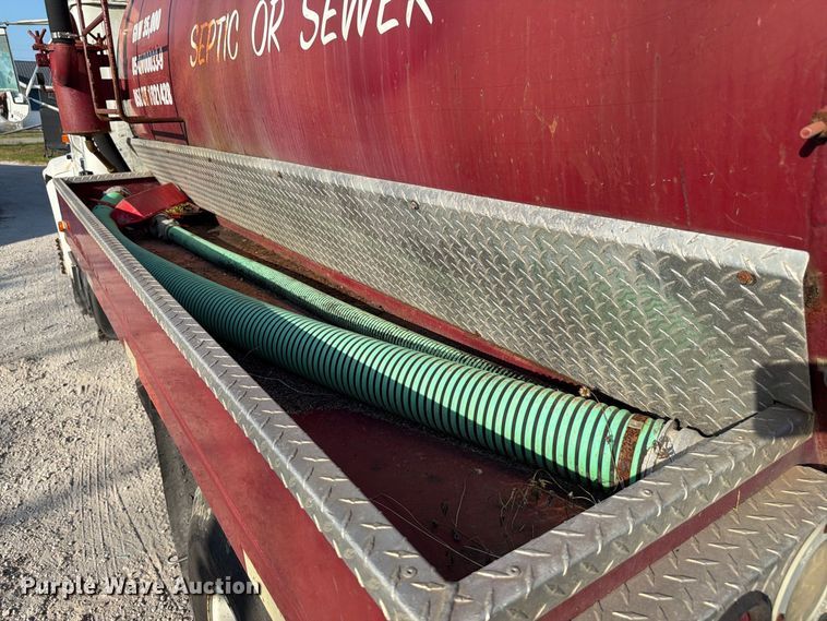 image for item DV7312 2000 International 4900 vacuum truck