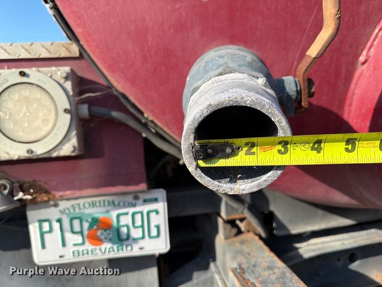 image for item DV7312 2000 International 4900 vacuum truck