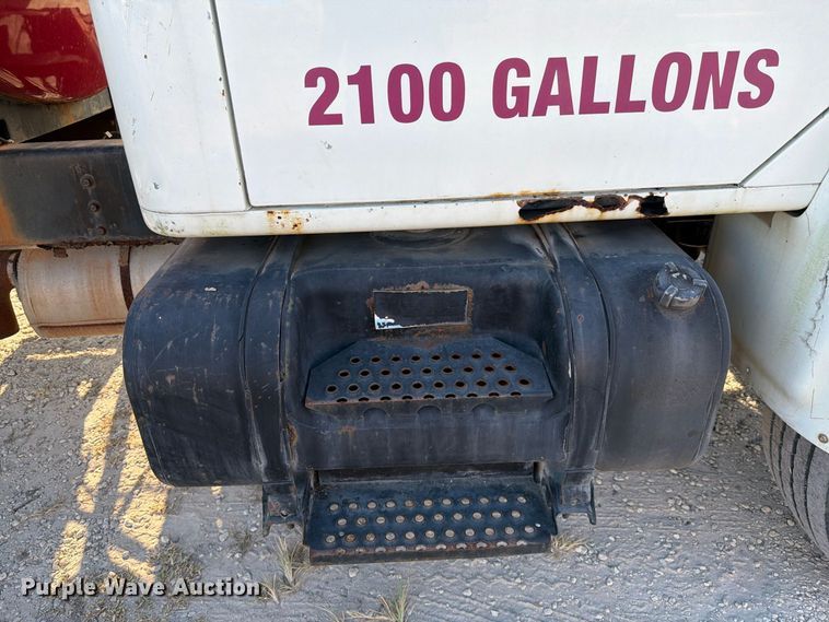 image for item DV7312 2000 International 4900 vacuum truck