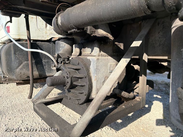 image for item DV7312 2000 International 4900 vacuum truck
