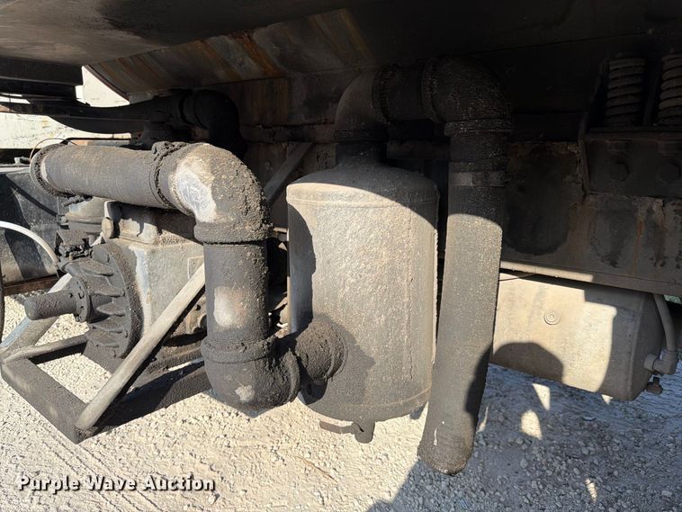 image for item DV7312 2000 International 4900 vacuum truck
