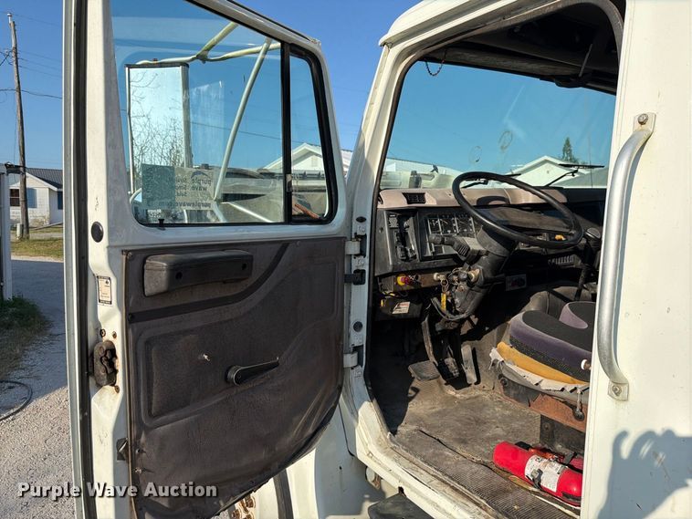 image for item DV7312 2000 International 4900 vacuum truck