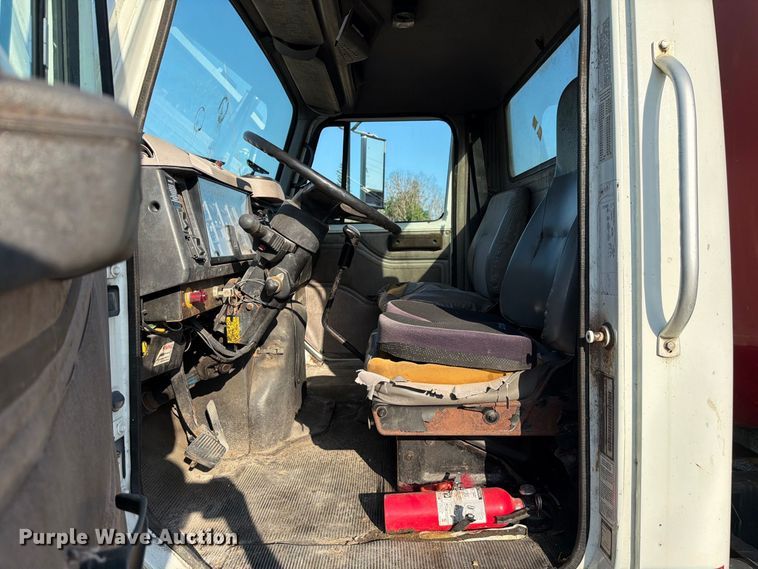 image for item DV7312 2000 International 4900 vacuum truck