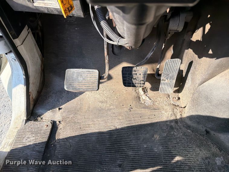 image for item DV7312 2000 International 4900 vacuum truck
