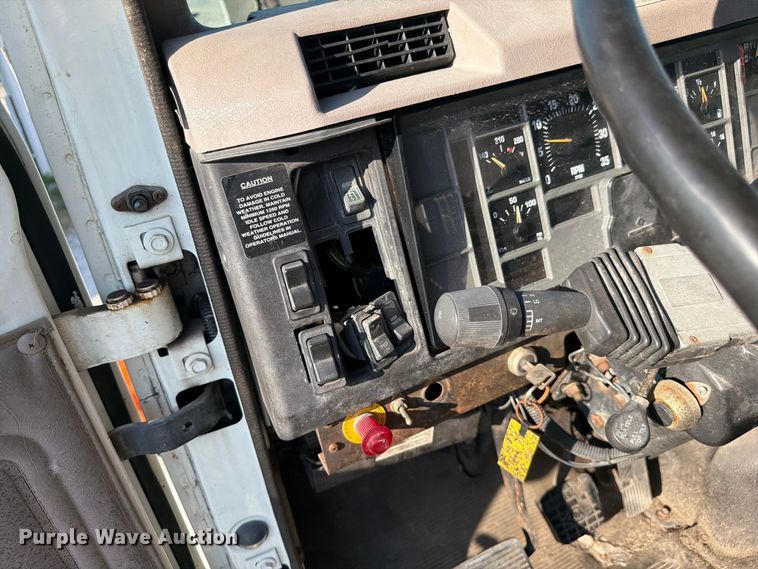 image for item DV7312 2000 International 4900 vacuum truck