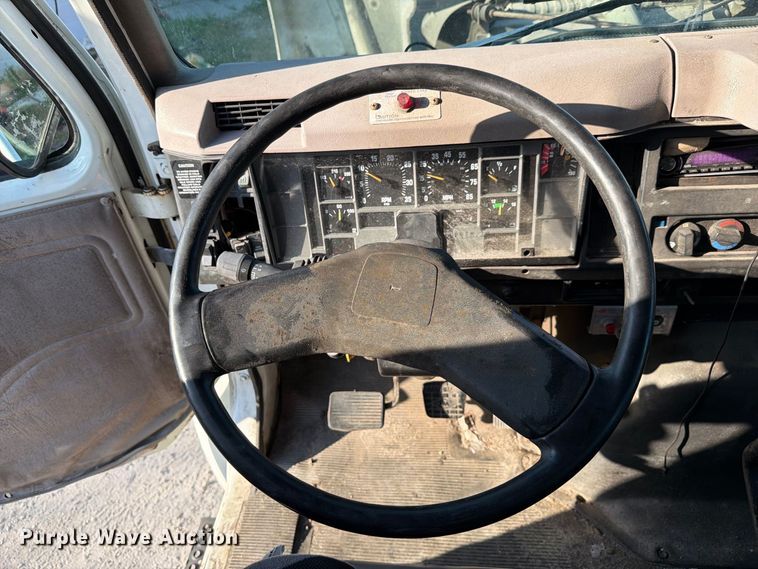 image for item DV7312 2000 International 4900 vacuum truck