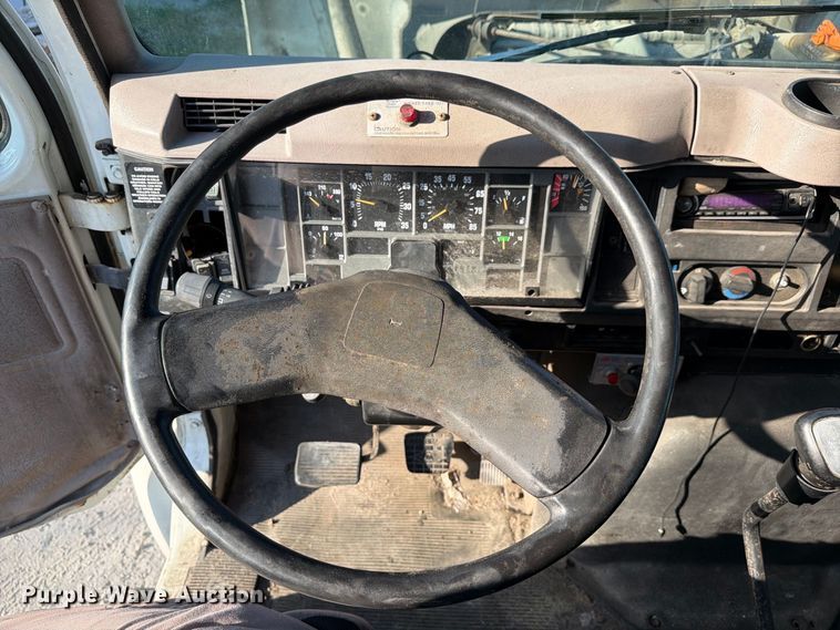 image for item DV7312 2000 International 4900 vacuum truck
