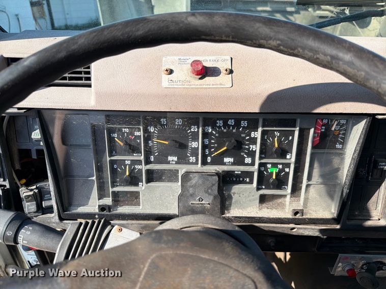 image for item DV7312 2000 International 4900 vacuum truck