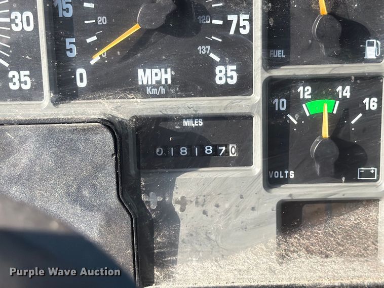 image for item DV7312 2000 International 4900 vacuum truck
