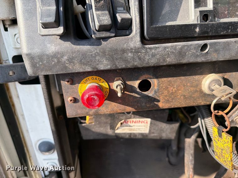 image for item DV7312 2000 International 4900 vacuum truck