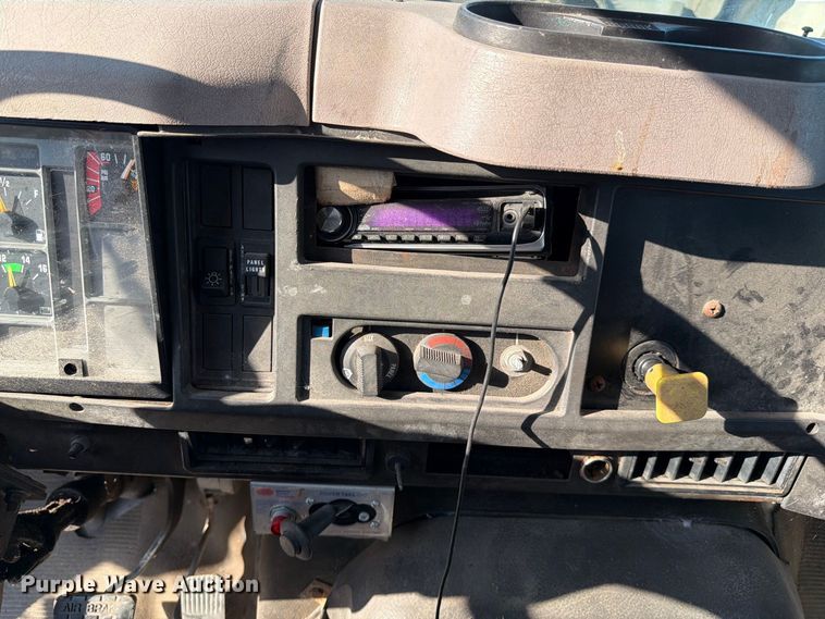 image for item DV7312 2000 International 4900 vacuum truck