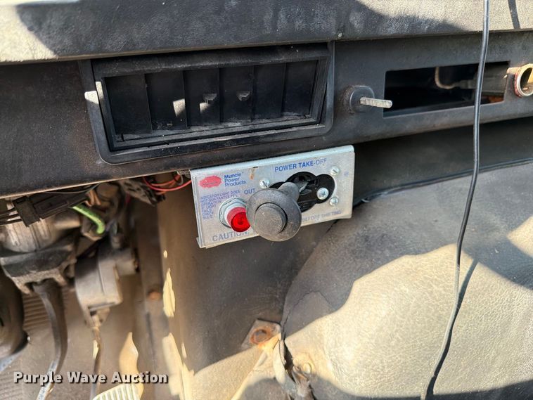 image for item DV7312 2000 International 4900 vacuum truck