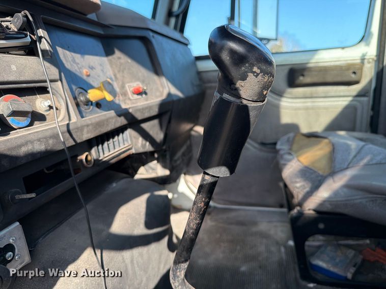 image for item DV7312 2000 International 4900 vacuum truck