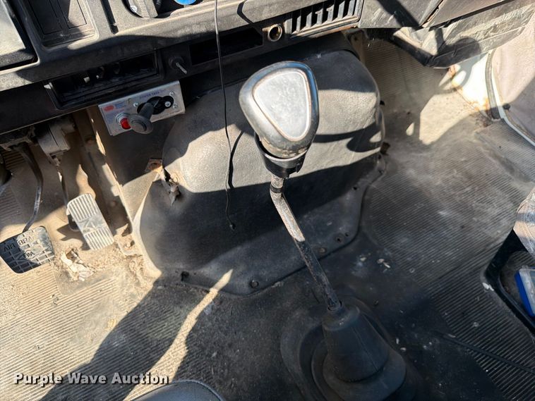 image for item DV7312 2000 International 4900 vacuum truck