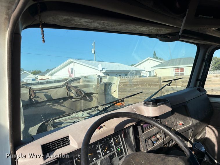 image for item DV7312 2000 International 4900 vacuum truck