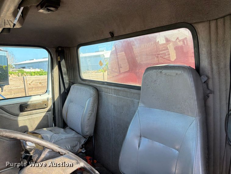 image for item DV7312 2000 International 4900 vacuum truck