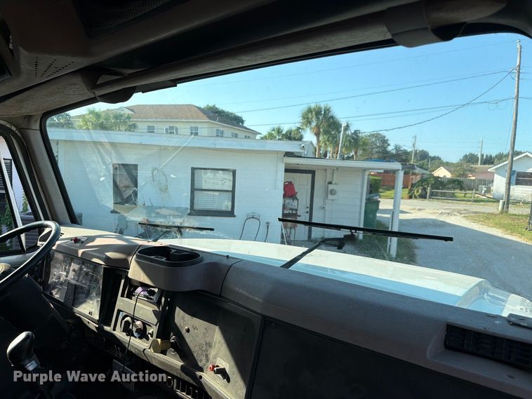 image for item DV7312 2000 International 4900 vacuum truck