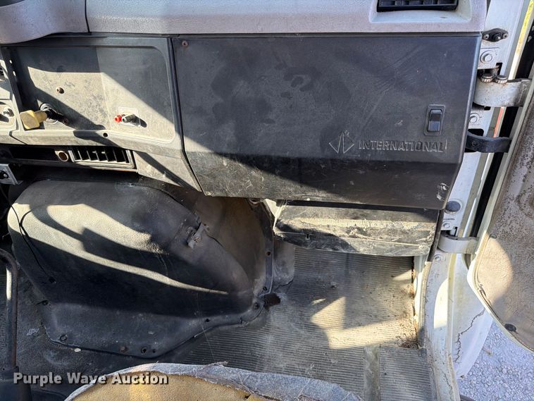 image for item DV7312 2000 International 4900 vacuum truck