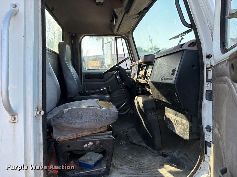 image for item DV7312 2000 International 4900 vacuum truck