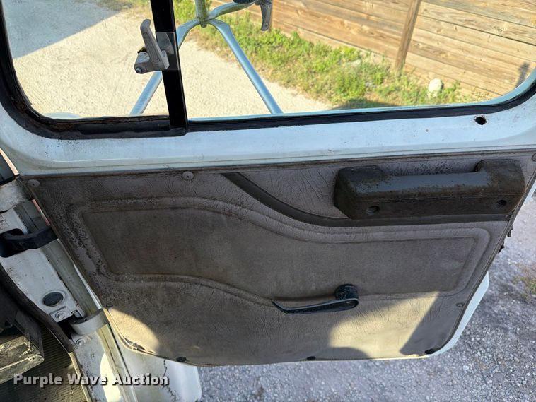 image for item DV7312 2000 International 4900 vacuum truck