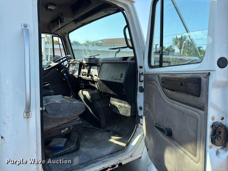 image for item DV7312 2000 International 4900 vacuum truck