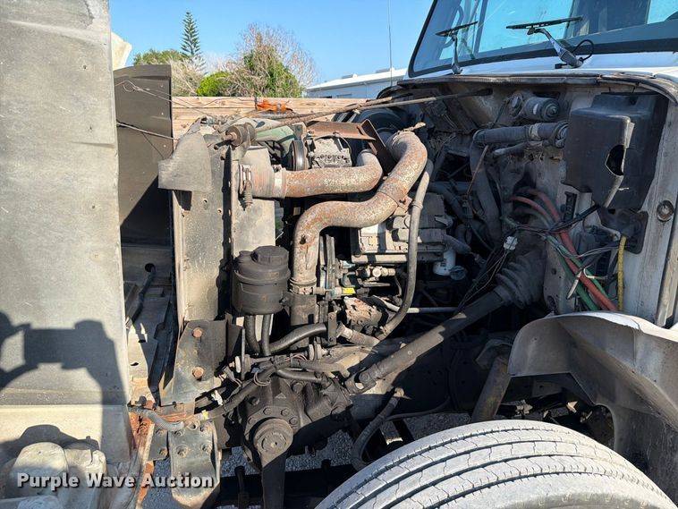 image for item DV7312 2000 International 4900 vacuum truck