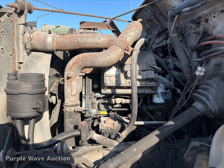 image for item DV7312 2000 International 4900 vacuum truck