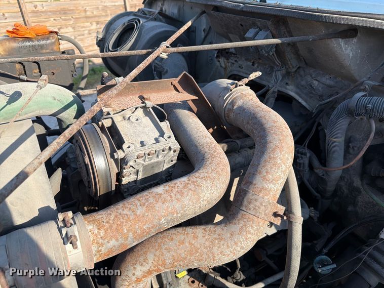 image for item DV7312 2000 International 4900 vacuum truck